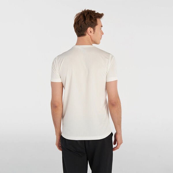 Hummel 911955 HMLFRED Beyaz Erkek Göğüsten Logolu Kısa Kollu T-shirt