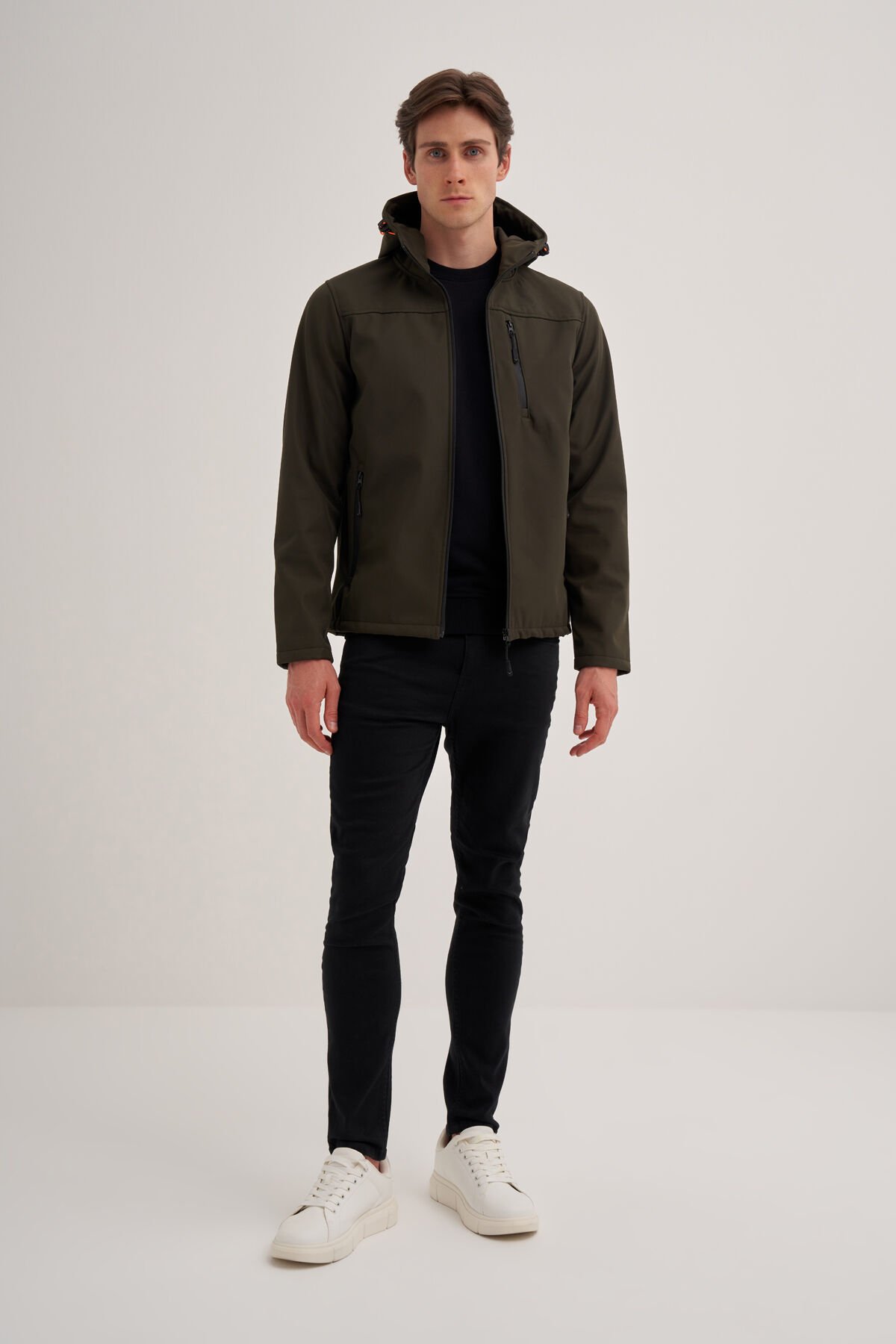Cazador 24KCEED01047 Haki Erkek Soft Shell Kapişonlu Önü Fermuarlı 3 Cepli %96 Polyester %4 Elastan Silim Fit Mont
