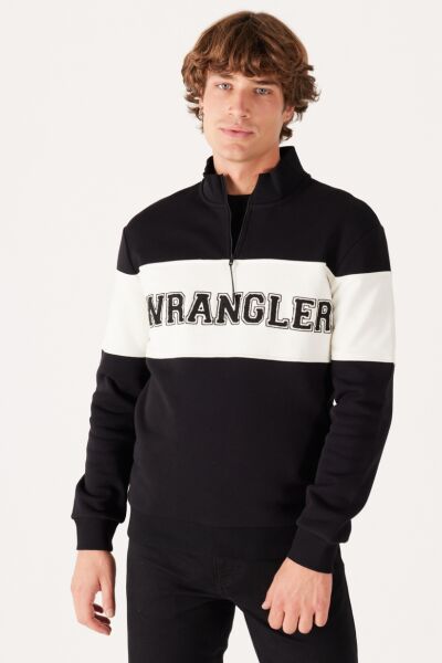 Wrangler W232526001 Siyah-Beyaz Önü Baskılı Yarı Fermuarlı Erkek Sweat