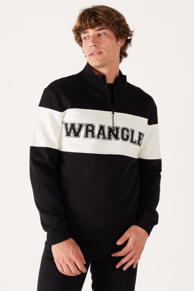 Wrangler W232526001 Siyah-Beyaz Önü Baskılı Yarı Fermuarlı Erkek Sweat