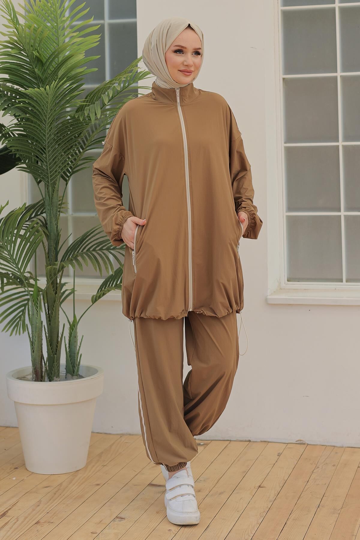 Armine 24YT616 Toprak Kadın Yakalı Boydan Fermuarlı Paraşüt Kumaş Cepli Cepleri Fermuarlı Omuzu Lastik Detaylı Pantolon Beli Paçası Lastikli Beli Lastik Bağcıklı Beyaz Çizgili Takım