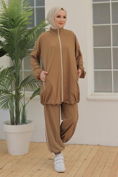 Armine 24YT616 Toprak Kadın Yakalı Boydan Fermuarlı Paraşüt Kumaş Cepli Cepleri Fermuarlı Omuzu Lastik Detaylı Pantolon Beli Paçası Lastikli Beli Lastik Bağcıklı Beyaz Çizgili Takım