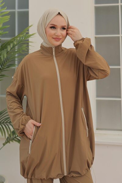 Armine 24YT616 Toprak Kadın Yakalı Boydan Fermuarlı Paraşüt Kumaş Cepli Cepleri Fermuarlı Omuzu Lastik Detaylı Pantolon Beli Paçası Lastikli Beli Lastik Bağcıklı Beyaz Çizgili Takım