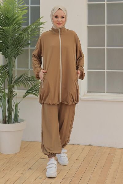 Armine 24YT616 Toprak Kadın Yakalı Boydan Fermuarlı Paraşüt Kumaş Cepli Cepleri Fermuarlı Omuzu Lastik Detaylı Pantolon Beli Paçası Lastikli Beli Lastik Bağcıklı Beyaz Çizgili Takım