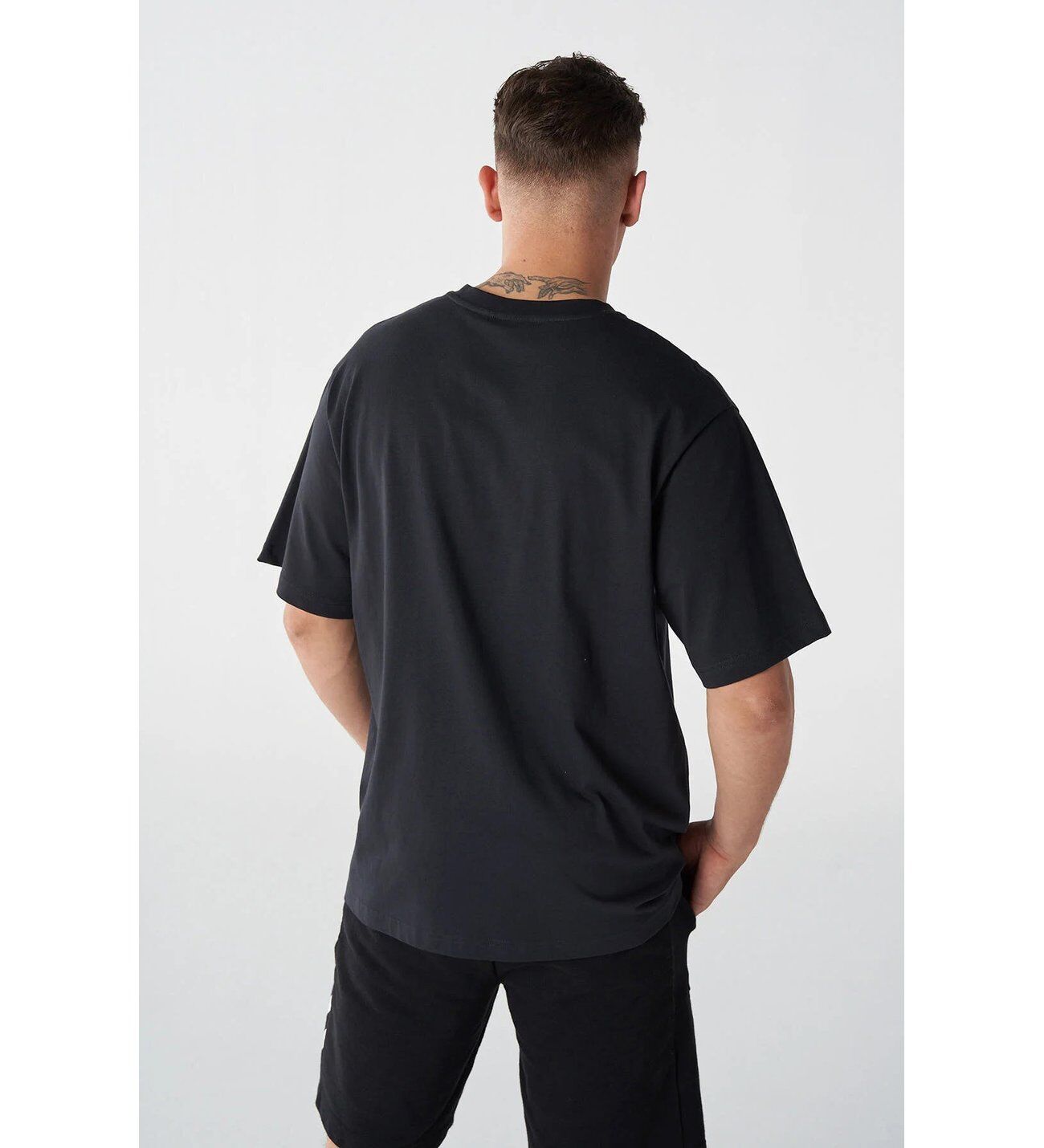 Hummel 911799 Siyah Erkek Fınny Oversize Bisiklet Yaka Hummel Logolu Şevron Baskı %100 Pamuk Tşört