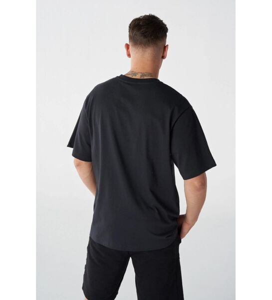 Hummel 911799 Siyah Erkek Fınny Oversize Bisiklet Yaka Hummel Logolu Şevron Baskı %100 Pamuk Tşört