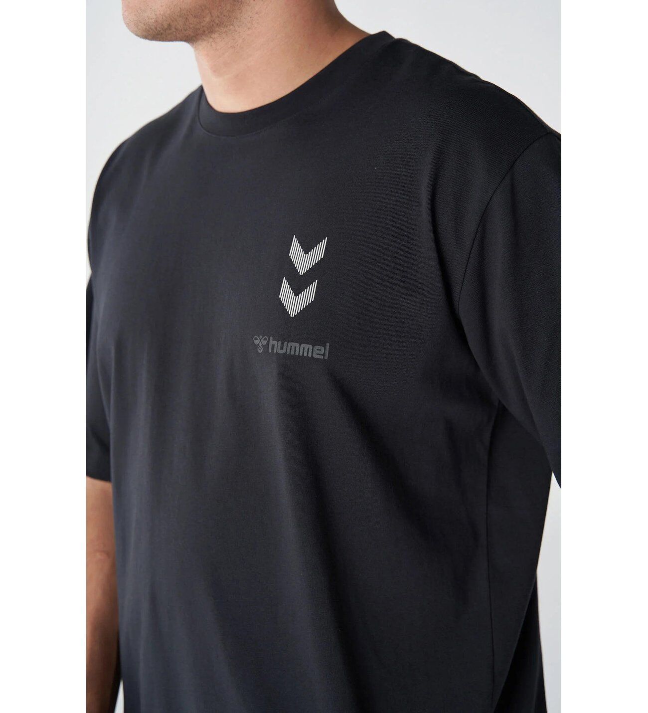 Hummel 911799 Siyah Erkek Fınny Oversize Bisiklet Yaka Hummel Logolu Şevron Baskı %100 Pamuk Tşört