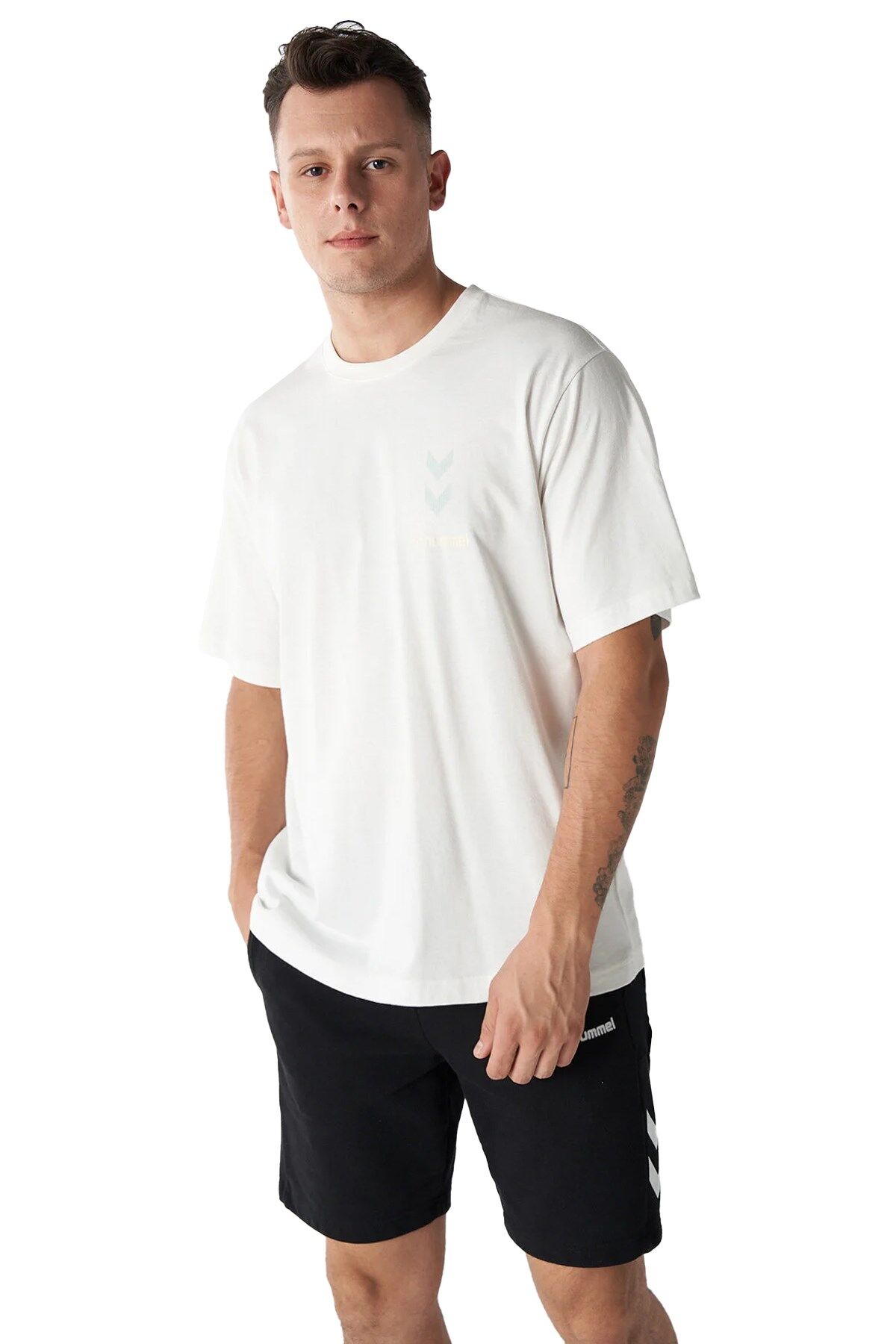 Hummel 911799 Ekru Erkek Fınny Oversize Bisiklet Yaka Hummel Logolu Şevron Baskı %100 Pamuk Tşört