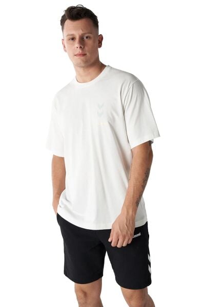 Hummel 911799 Ekru Erkek Fınny Oversize Bisiklet Yaka Hummel Logolu Şevron Baskı %100 Pamuk Tşört