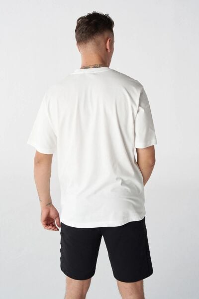 Hummel 911799 Ekru Erkek Fınny Oversize Bisiklet Yaka Hummel Logolu Şevron Baskı %100 Pamuk Tşört