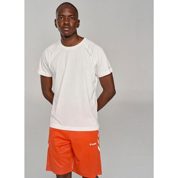 Hummel 911370-9003 Beyaz Erkek Venge Ragular Fit  Bisiklet Yaka Normal Kesim Kolu Şevron Deataylı Logo Baskılı Tişört