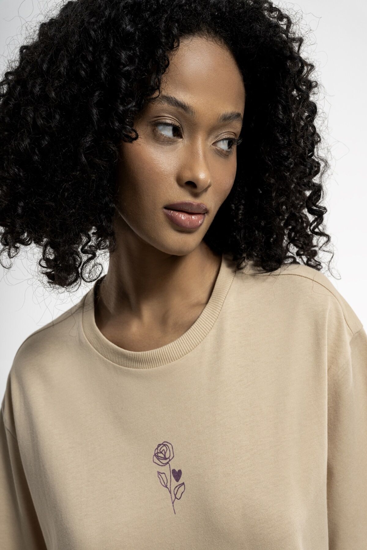 Loft 2033155 Bej Kadın Loose Fit Bisiklet Yaka Gül Detaylı %100 Pamuk Tşört