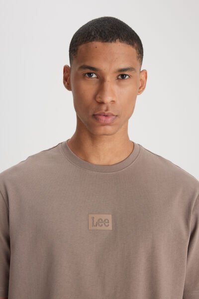 Lee L22200155 Kahverengi Lose Fit Bisiklet Yaka Erkek %100 Pamuklu T-shirt
