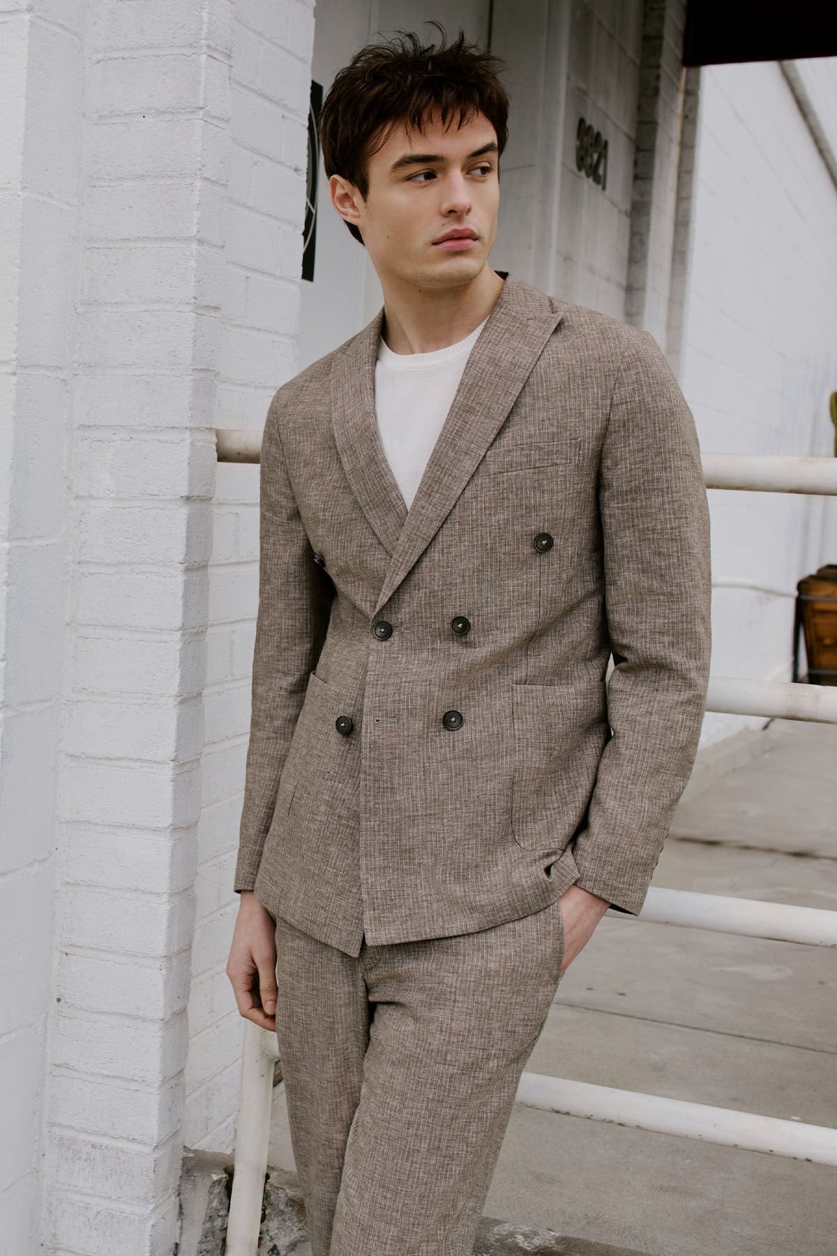 Altınyıldız ACE030252215 Kahverengi Erkek Slim Fit Kırlangıç Yaka Beli Bağlamalı Kapak Cepli Çizgili 6 Drop Takım Elbise