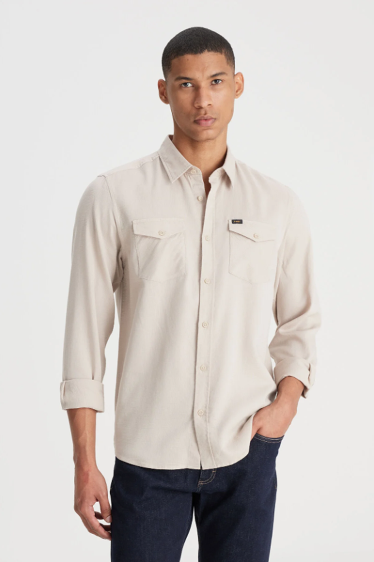 Lee L241262614 Bej Erkek Regular Fit Normal Kesim Önü Cep Detaylı Normal Yaka Önü Düğmeli Uzun Kol Gömlek