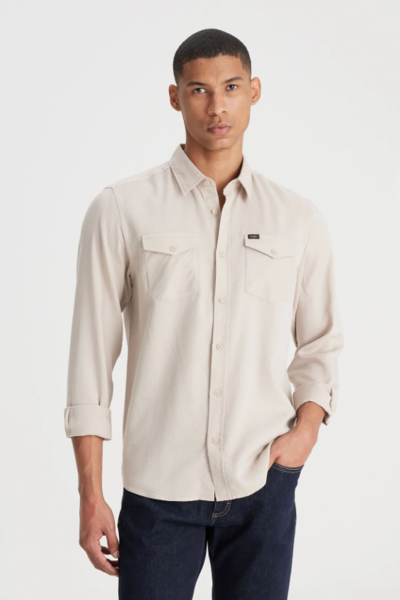 Lee L241262614 Bej Erkek Regular Fit Normal Kesim Önü Cep Detaylı Normal Yaka Önü Düğmeli Uzun Kol Gömlek
