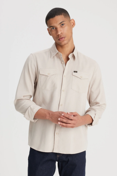 Lee L241262614 Bej Erkek Regular Fit Normal Kesim Önü Cep Detaylı Normal Yaka Önü Düğmeli Uzun Kol Gömlek