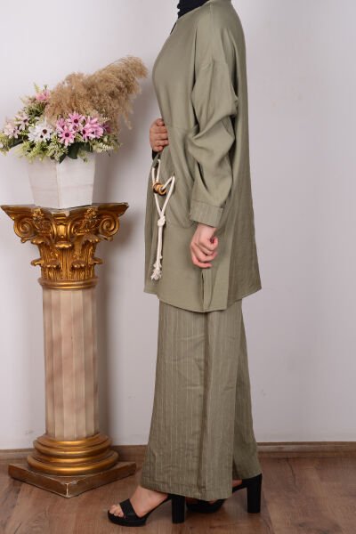 Armine 24YT670 Haki Kadın Askı İp Detaylı Arkadan Fermuarlı Bisiklet Yaka Pantalonu Beli Lastikli Geniş Paça Çift Cepli Trend Takım