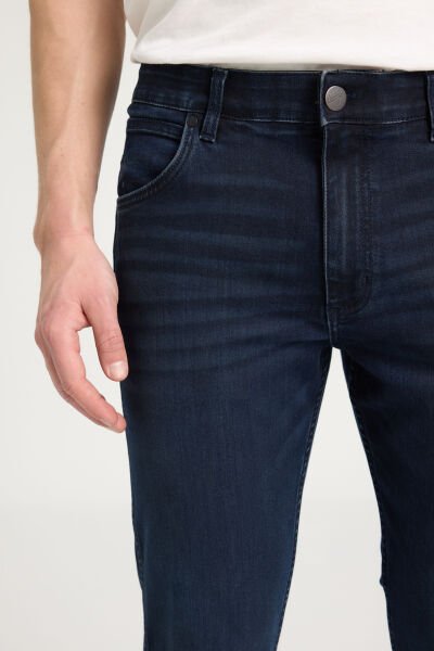 Wrangler W15QMN398 Lacivert Erkek Grensboro Regular Fit Normal Kesim Düşük Bel Düz Paça Kot Pantolon