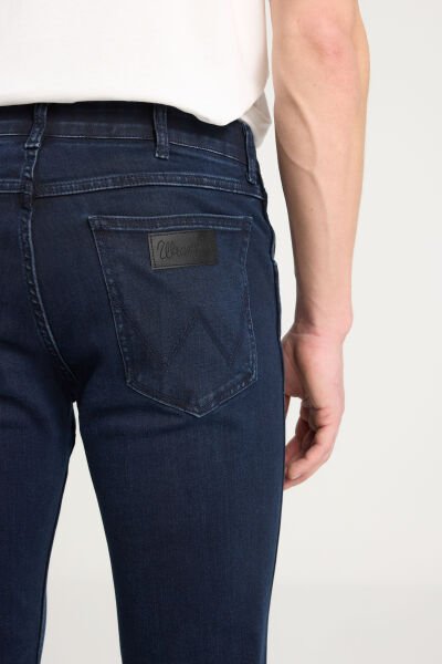 Wrangler W15QMN398 Lacivert Erkek Grensboro Regular Fit Normal Kesim Düşük Bel Düz Paça Kot Pantolon