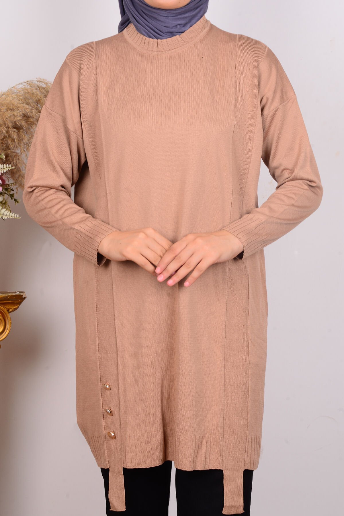 Armine 24KTD405 Latte Kadın Bisiklet Yaka Boydan Kemer Dekorlu Düğme Detaylı Triko Tunik