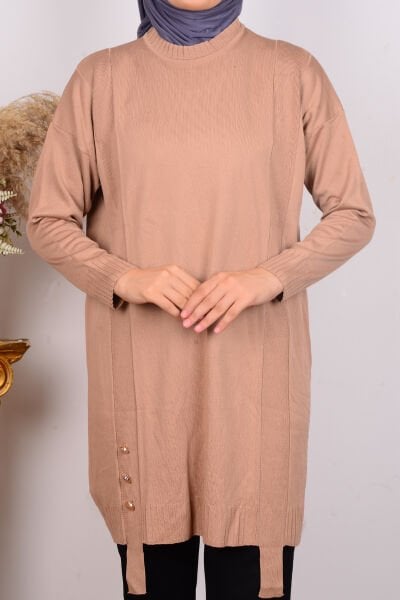 Armine 24KTD405 Latte Kadın Bisiklet Yaka Boydan Kemer Dekorlu Düğme Detaylı Triko Tunik
