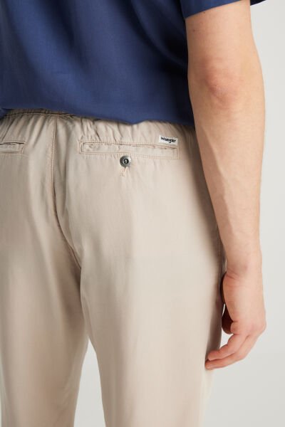 Wrangler W221266013 Vizon Erkek Regular Fit Normal Kesim Beli Lastikli İpli Fermuarlı Yumuşak Dokulu Pantolon
