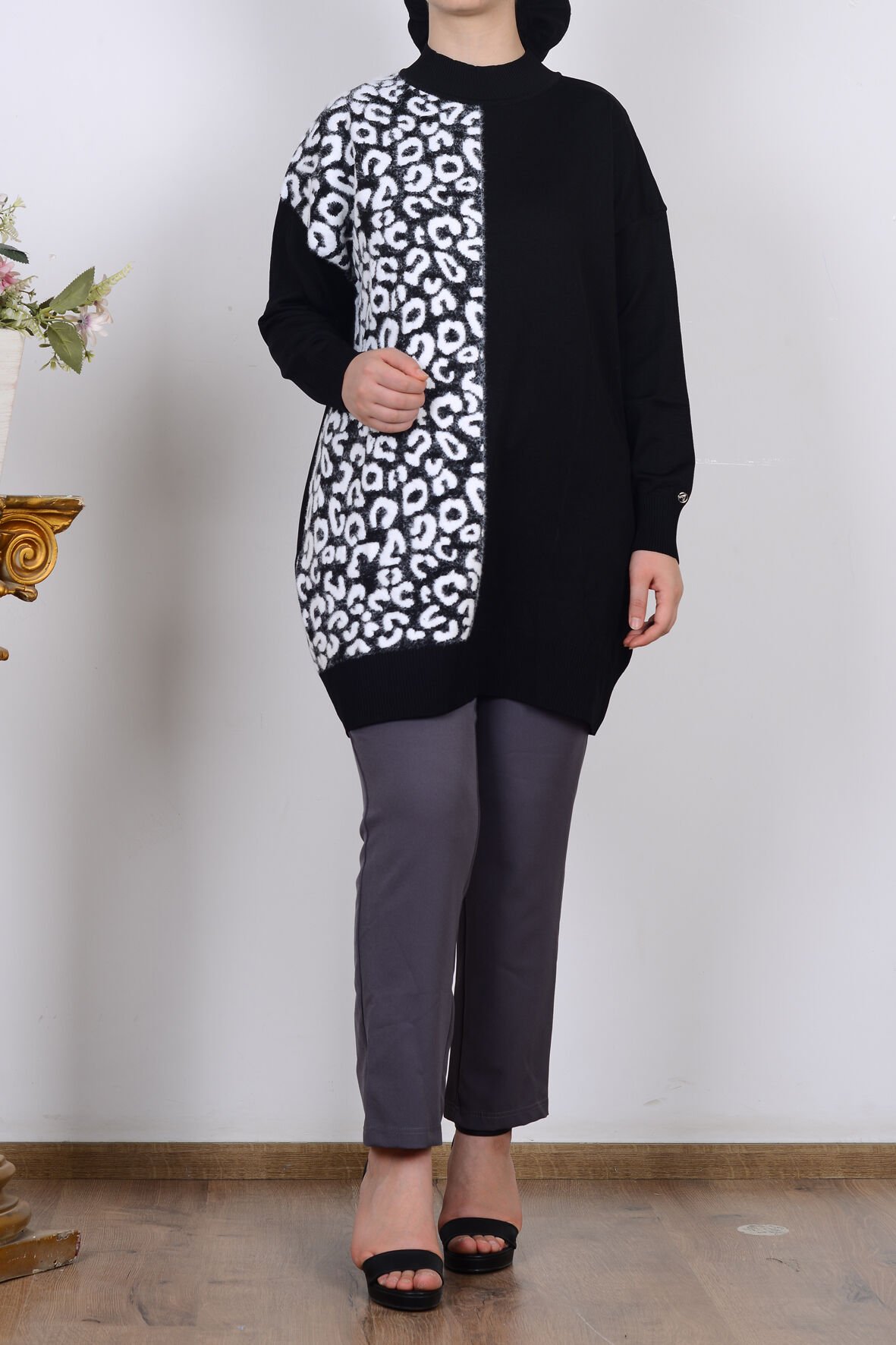 Armine 25YTD4110 Siyah Kadın Beyaz Leopar Detaylı Balıkçı Yaka Triko Tunik