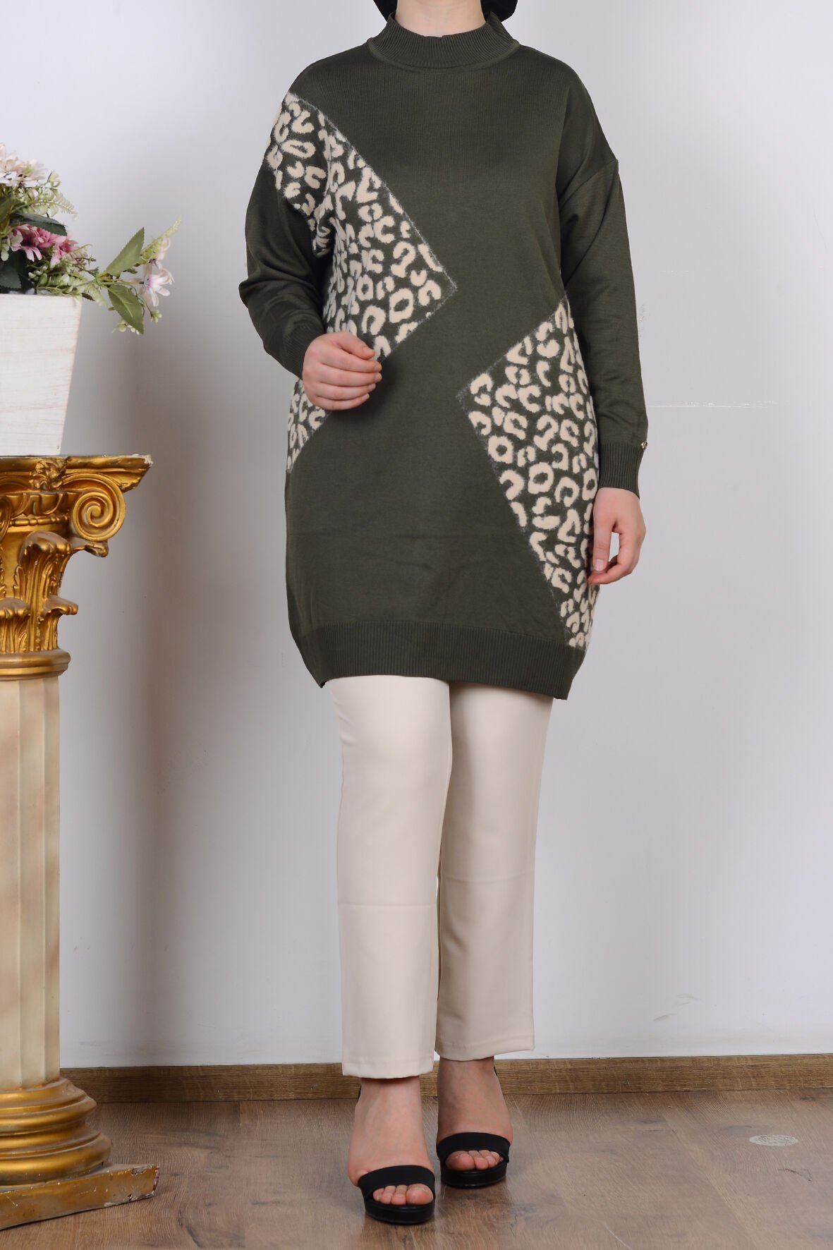 Armine 25YTD4109 Haki Kadın Beyaz Leopar Desenli Yarım Balıkçı Yaka Triko Tunik