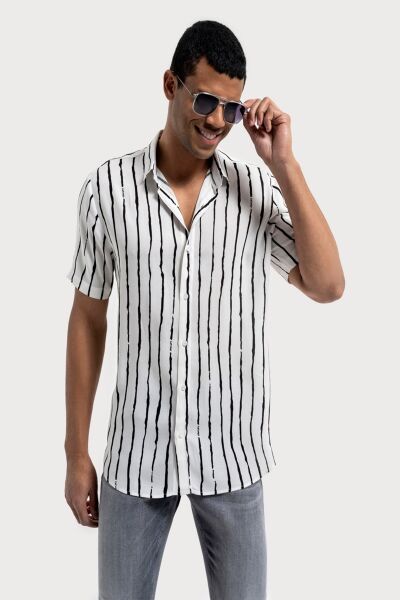 Loft 2035179 Beyaz Erkek Relax Fit Açık Yaka Önü Düğmeli Rahat Kesim Siyah Çizgili %100 Viskoz Kısa Kol Gömlek