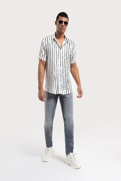 Loft 2035179 Beyaz Erkek Relax Fit Açık Yaka Önü Düğmeli Rahat Kesim Siyah Çizgili %100 Viskoz Kısa Kol Gömlek