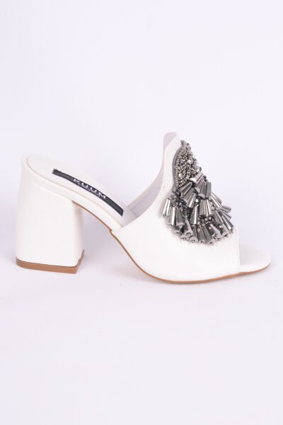 Kuum K1021249 Deri İnce Taban Yüksek Topuklu Önü Taş Aksesuarlı Beyaz Günlük Kadın Terlik