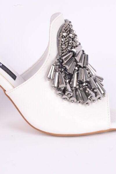 Kuum K1021249 Deri İnce Taban Yüksek Topuklu Önü Taş Aksesuarlı Beyaz Günlük Kadın Terlik