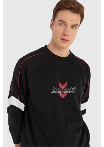 HUMMEL 921995 HMLJIMMY Siyah Erkek Göğüsten İnce İp Yazılı Kırmızı Aşşağı Ok Detaylı İki İplik Bisiklet Yaka Sweat