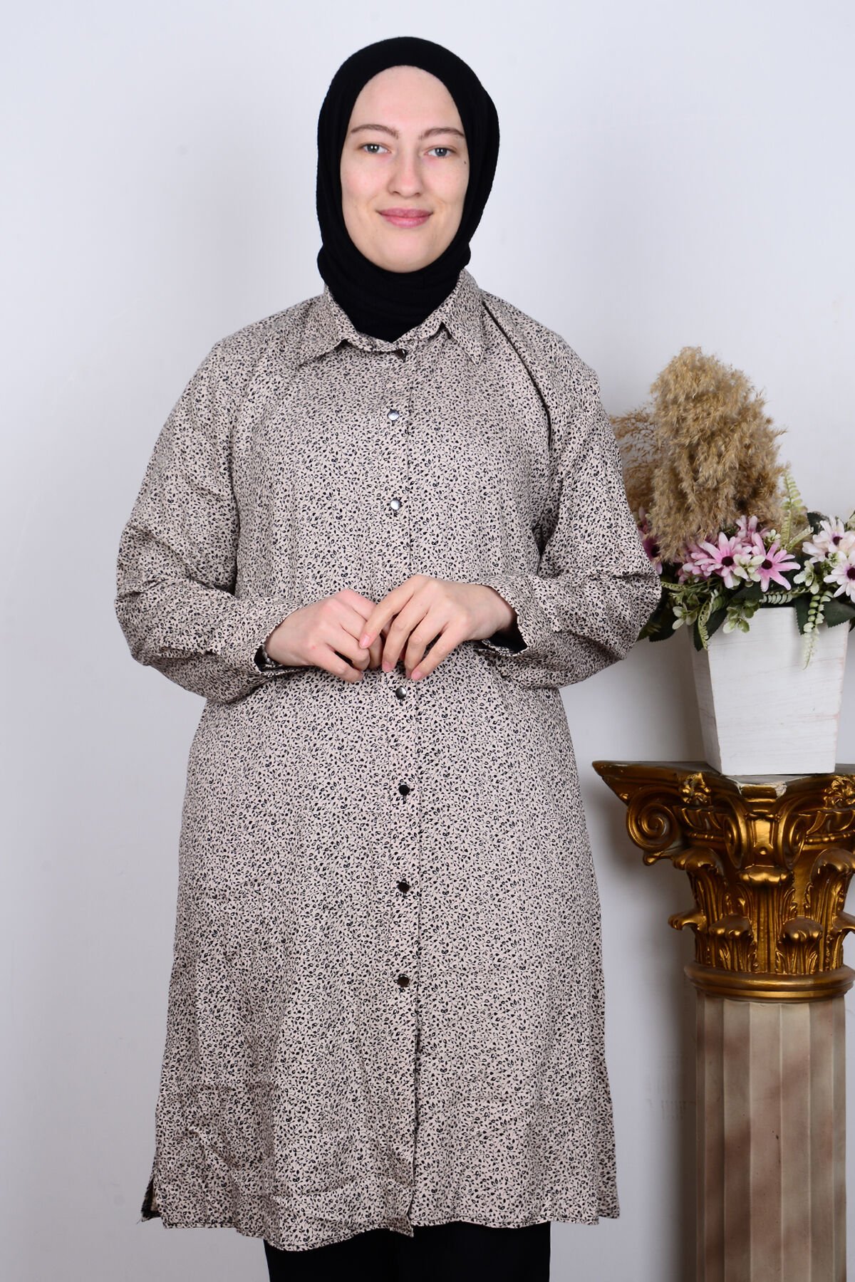 Ferace 8929-1 Bej Kadın Rahat Kesim Büyük Beden Düğmeli Viskon Yaprak Desenli Tunik