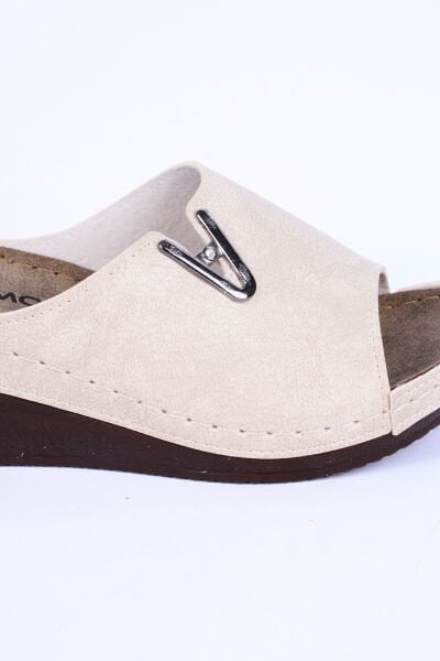 Ayakmod 38-973 Deri Yüksek Taban Metal Detaylı Rahat Taban Bej Günlük Kadın Terlik