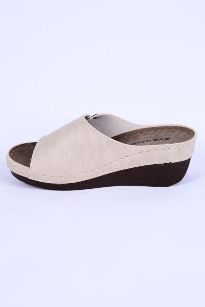 Ayakmod 38-973 Deri Yüksek Taban Metal Detaylı Rahat Taban Bej Günlük Kadın Terlik