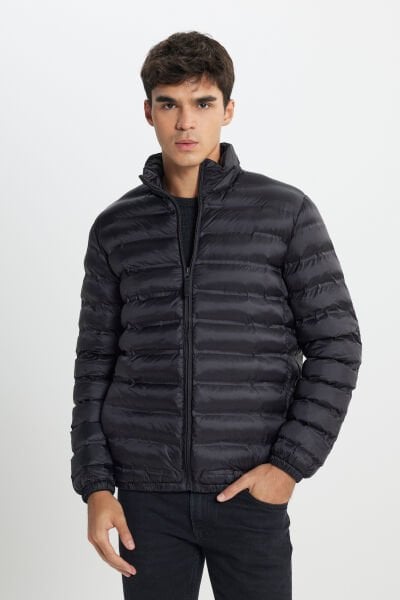 Lee L242028001 Siyah Erkek Koldan Ve Bel Altından Lastik Detaylı Fermuarlı Gizli Kapüşonlu Şişme Mont