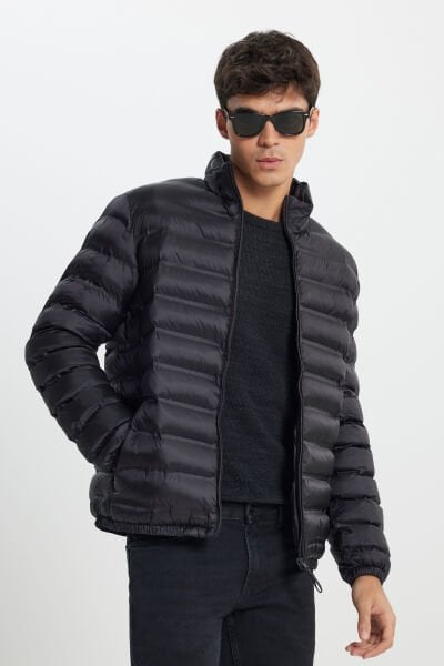 Lee L242028001 Siyah Erkek Koldan Ve Bel Altından Lastik Detaylı Fermuarlı Gizli Kapüşonlu Şişme Mont