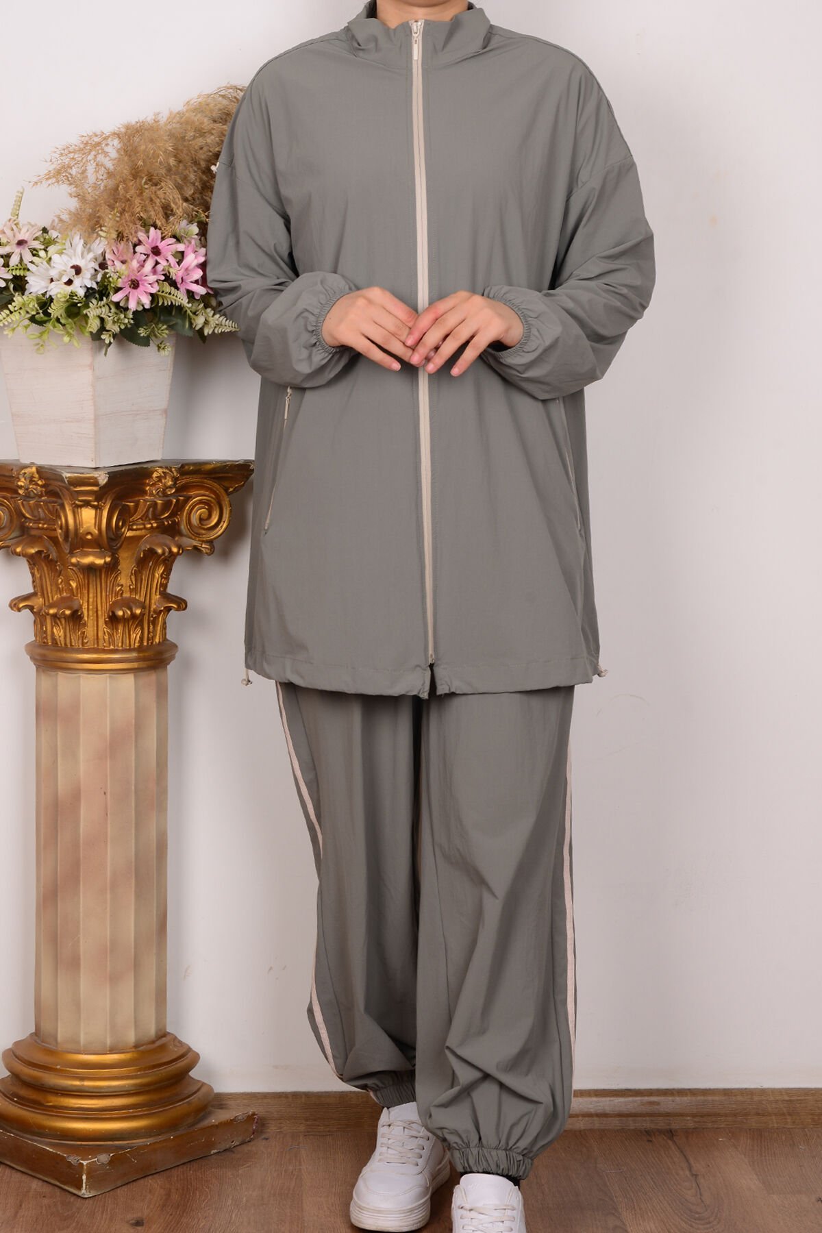 Armine 24YT616 Haki Kadın Yakalı Boydan Fermuarlı Paraşüt Kumaş Cepli Cepleri Fermuarlı Omuzu Lastik Detaylı Pantolon Beli Paçası Lastikli Beli Lastik Bağcıklı Beyaz Çizgili Takım