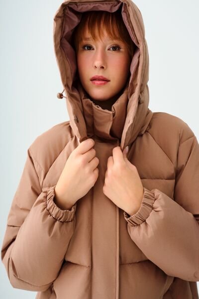 Loft 2037273 Bej Kadın Kapüşonlu Yandan Fermuar Yırtmaçlı Kolları Lastik Detaylı Mont